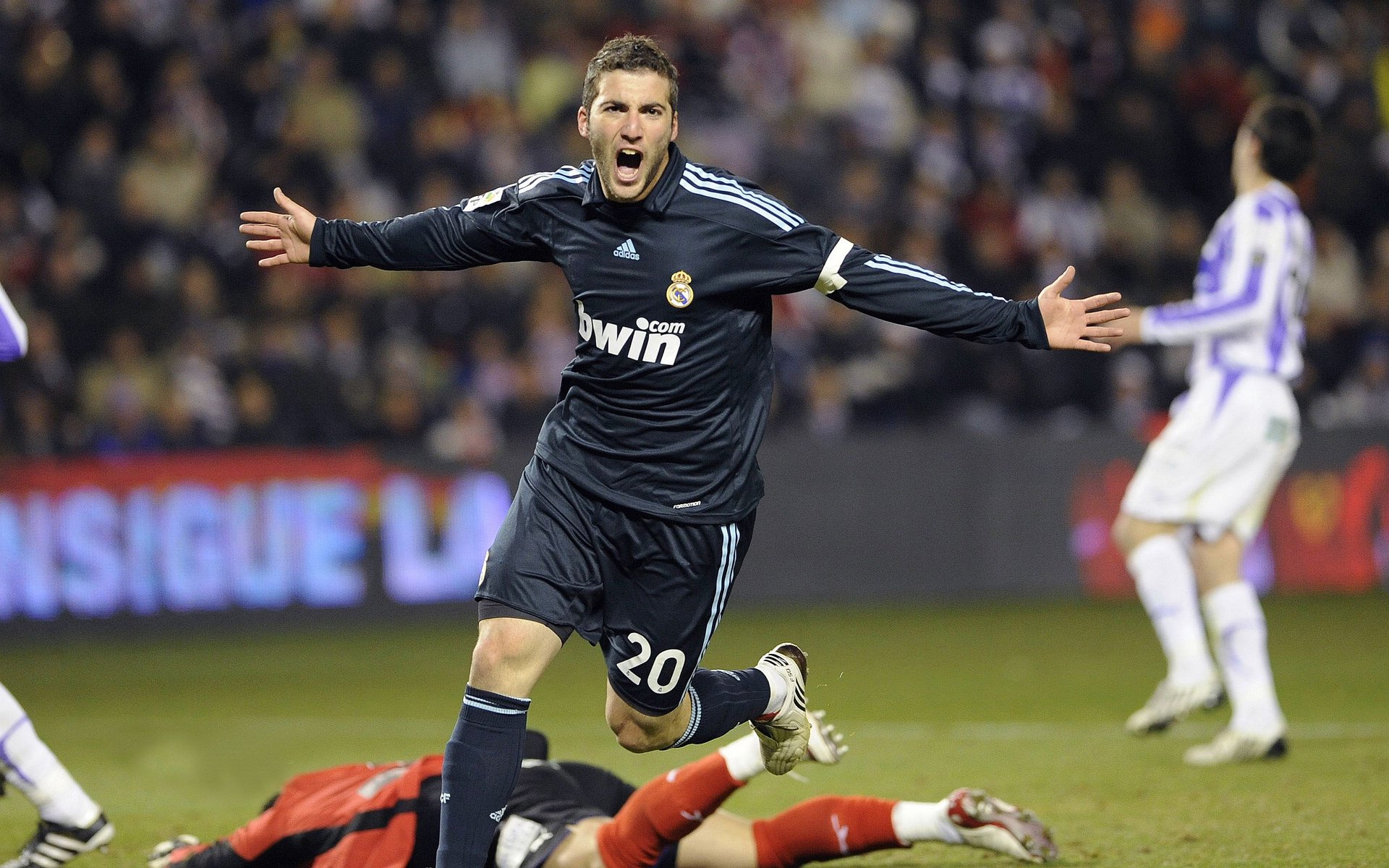 开云下载-赛道之上，新神登基，当附庸车队教会巨头如何比赛